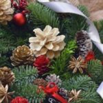 クリスマスを安全に楽しく！壁面飾りでツリー制作