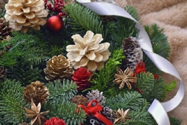 クリスマスを安全に楽しく！壁面飾りでツリー制作