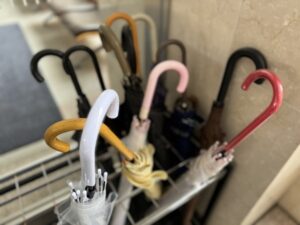 雨の日特有のトラブル「患者さんの遅刻、転倒、傘の紛失」などの予防策とは