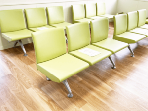 クリニックの待ち時間対策を始める前に「待つ」ことを考えてみませんか？